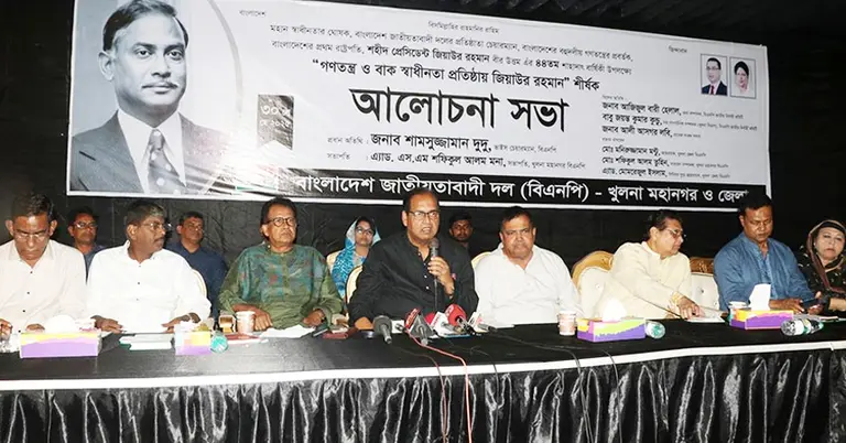 বক্তব্য দিচ্ছেন বিএনপির ভাইস চেয়ারম্যান শামসুজ্জামান দুদু